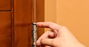Чем смазать скрипящую дверь: смазываем петли правильно