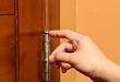 Како да подмачкате врата што чкрипи: правилно подмачкајте ги шарките