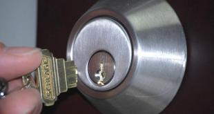 Bytte ut en lås på en metallinngangsdør med egne hender